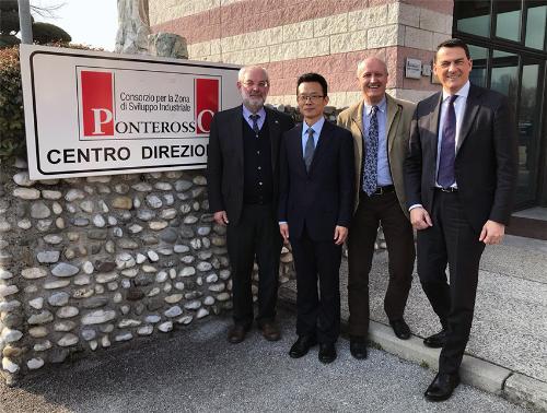 La visita del diplomatico cinese al Consorzio industriale Ponterosso di San Vito al tagliamento. Da sinistra: il presidente del Consorzio Renato Mascherin, il Ministro consigliere della Repubblica popolare cinese in Italia Xu Xiaofeng, il presidente del cluster regionale Fvg Meccanica Comet Sergio Barel e il direttore generale di Unindustria Pordenone Paolo Candotti